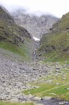 07 Salendo diminuisce il verde dell'erba e aumenta il grigio della roccia